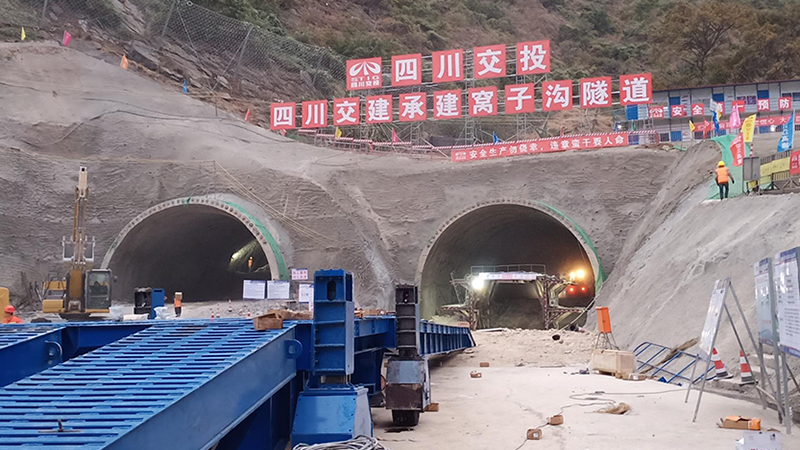 移動(dòng)棧橋助力沿江高速窩子溝隧道建設(shè)