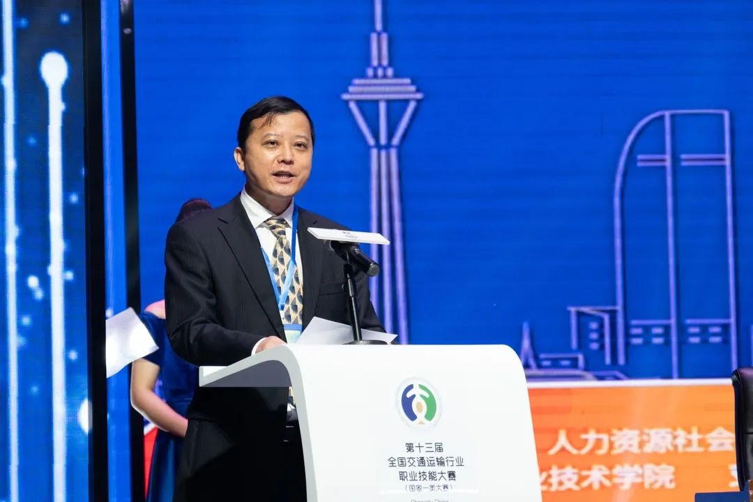 四川省交通運(yùn)輸廳黨組成員、副廳長寧堅(jiān)為大賽致辭